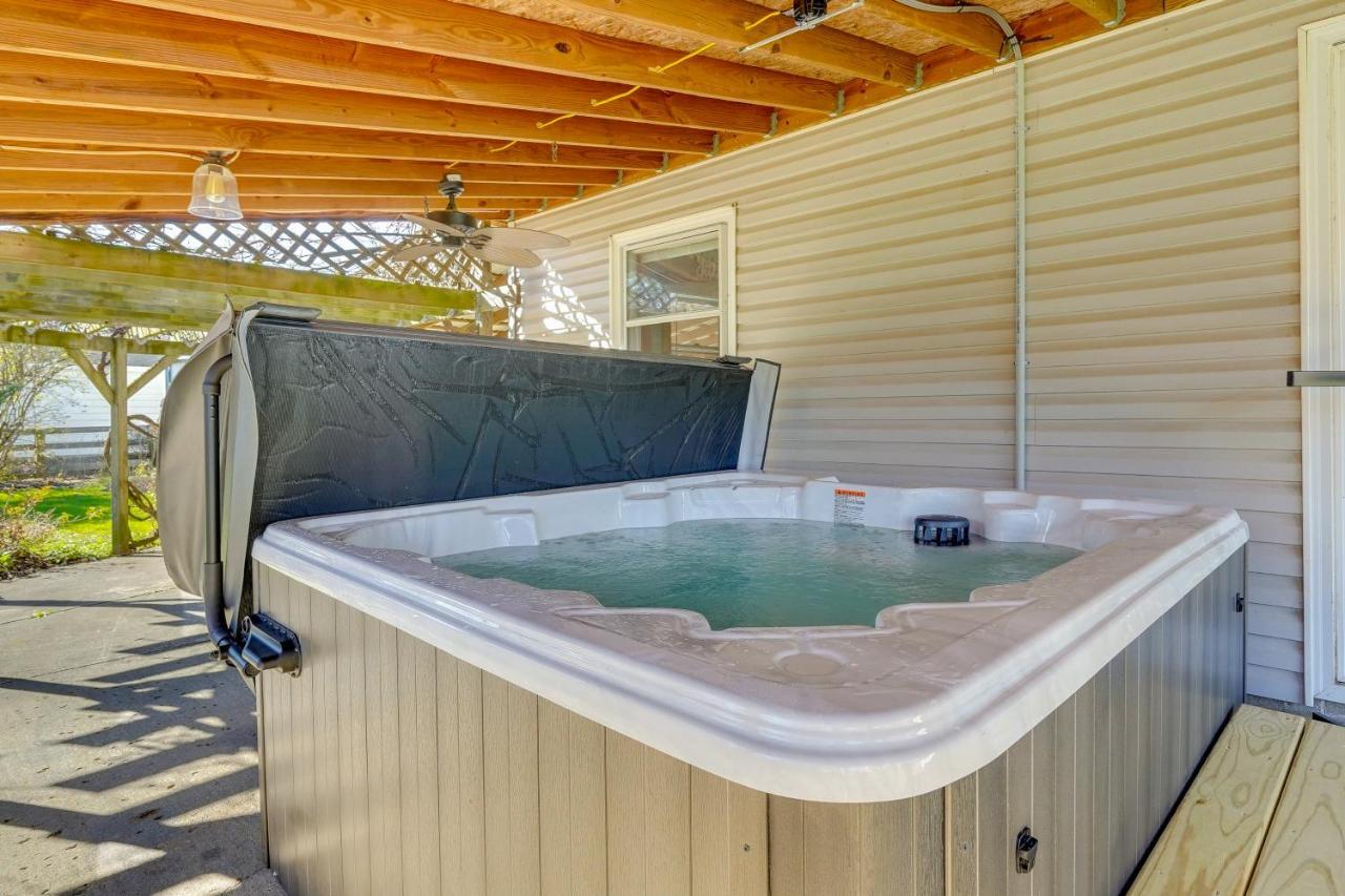 Вилла Hocking Hills Hideaway With Hot Tub And Fire Pit! Логан Экстерьер фото