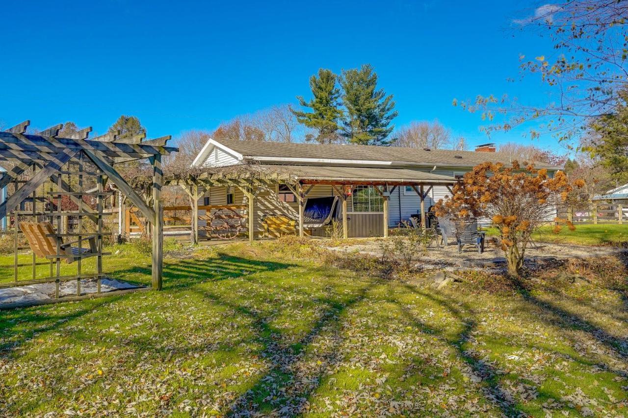 Вилла Hocking Hills Hideaway With Hot Tub And Fire Pit! Логан Экстерьер фото