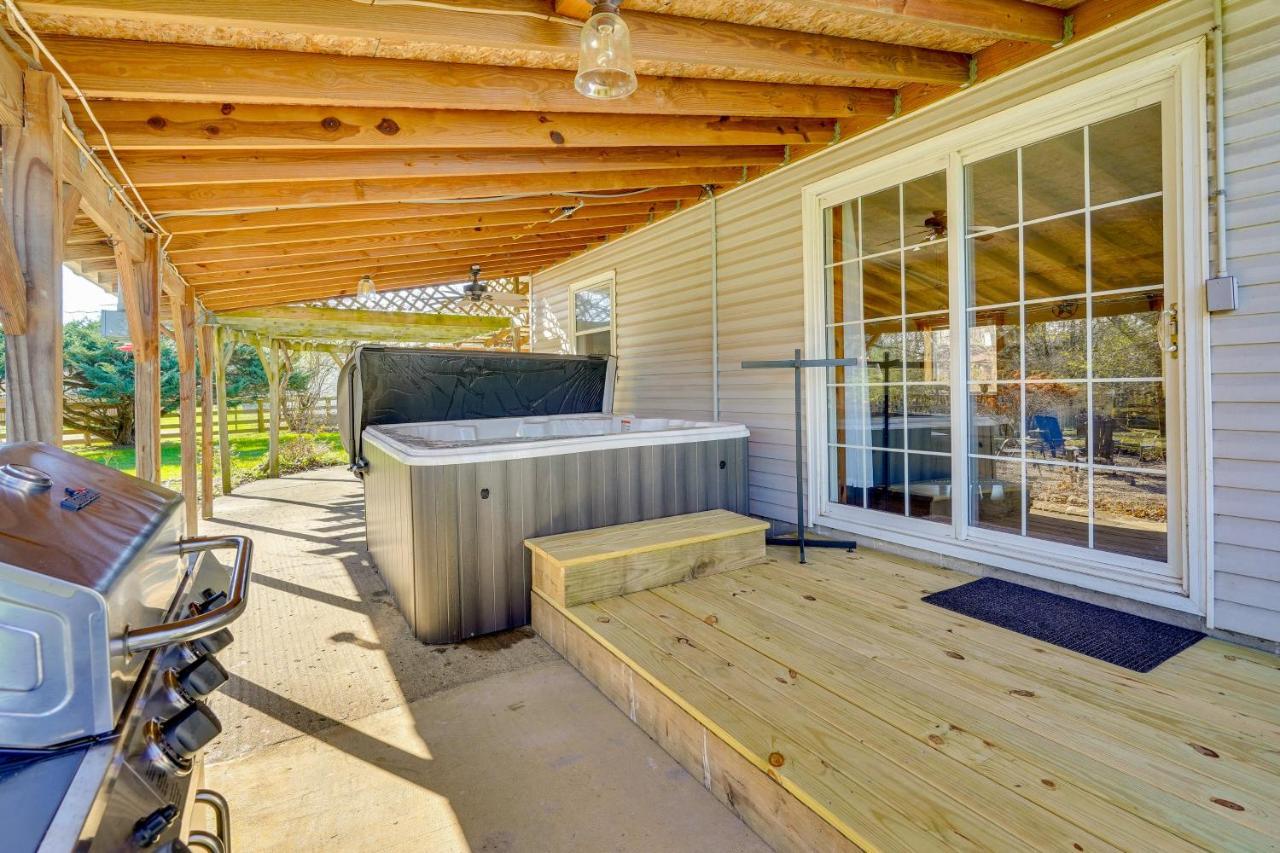 Вилла Hocking Hills Hideaway With Hot Tub And Fire Pit! Логан Экстерьер фото